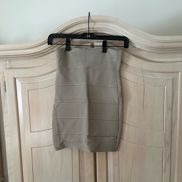 *2/$25 SALE* Light Tan BCBG Bandage mini skirt XS - Picture 3 of 3